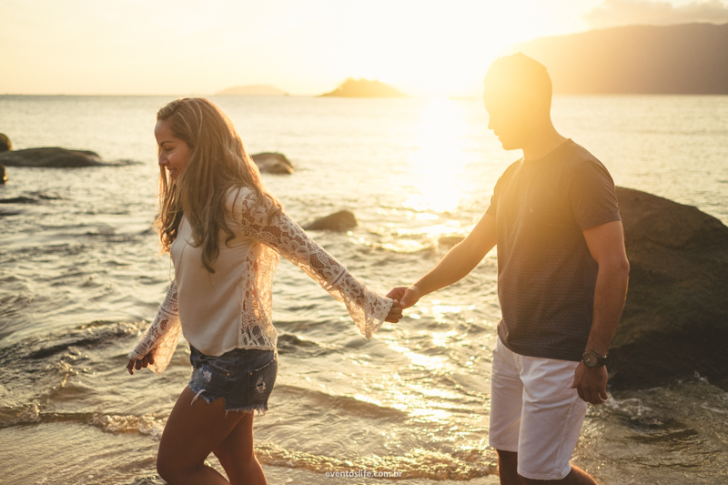 Ensaio na praia Life Fotografia Thalita e Adriano Ilha Bela Destination Photographers Beach Praia Sessao Fotografica de casal noivos fiance bride groom pre casamento wedding maos dadas