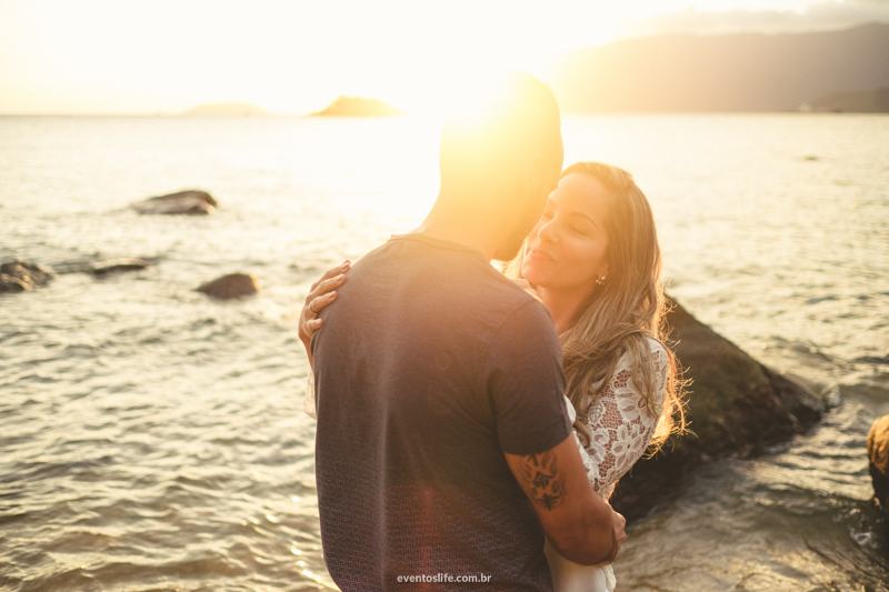 Ensaio na praia Life Fotografia Thalita e Adriano Ilha Bela Destination Photographers Beach Praia Sessao Fotografica de casal noivos fiance bride groom pre casamento wedding yes i do