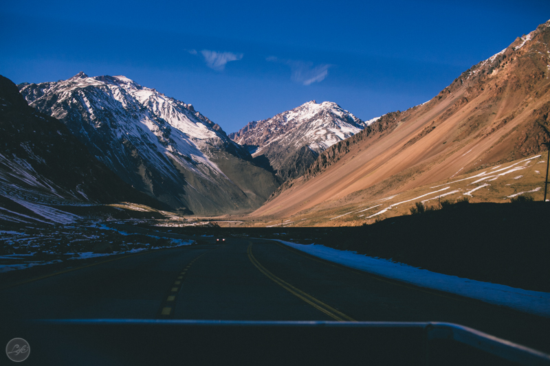 Mendoza Argentina Vini e Bete Life Fotografia Destination Photographer Fotografia espontânea ensaio casal estrada caminho vale nevado