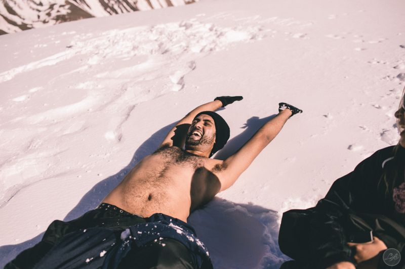 Mendoza Argentina Vini e Bete Life Fotografia Destination Photographer Fotografia espontânea ensaio casal corajoso sem camisa na neve