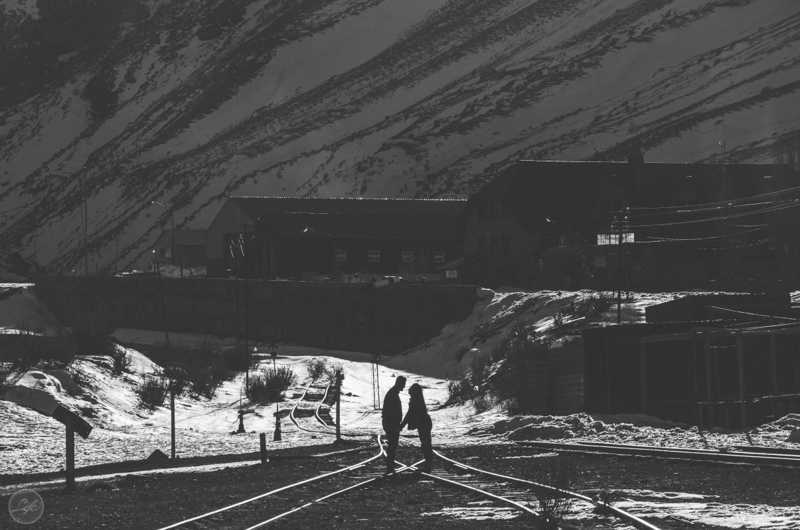 Mendoza Argentina Vini e Bete Life Fotografia Destination Photographer Fotografia espontânea ensaio casal trilho de trem montanha neve