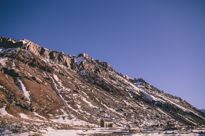 Mendoza Argentina Vini e Bete Life Fotografia Destination Photographer Fotografia espontânea ensaio casal igrejinha montanha neve igreja