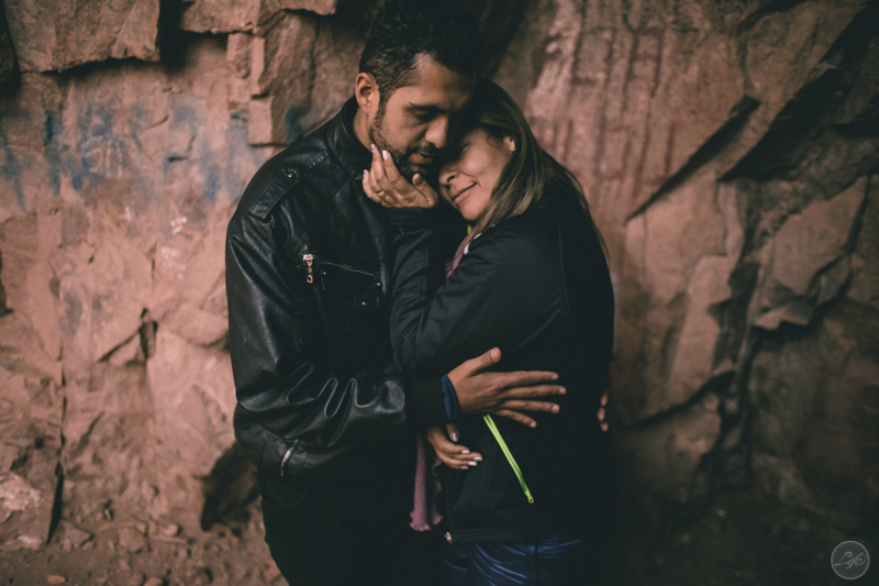 Mendoza Argentina Vini e Bete Life Fotografia Destination Photographer Fotografia espontânea ensaio casal abraço carinho noivos namorados