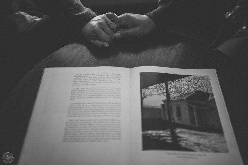 Mendoza Argentina Vini e Bete Life Fotografia Destination Photographer Fotografia espontânea ensaio casal maos dadas livro