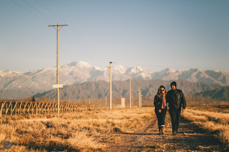 Mendoza Argentina Vini e Bete Life Fotografia Destination Photographer Fotografia espontânea ensaio casal namorados montanhas
