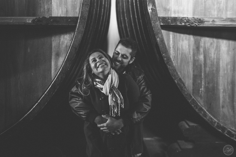 Mendoza Argentina Vini e Bete Life Fotografia Destination Photographer Fotografia espontânea ensaio casal abraço vinicola tonel