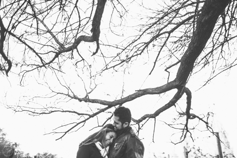 Mendoza Argentina Vini e Bete Life Fotografia Destination Photographer Fotografia espontânea ensaio casal arvore preto e branco