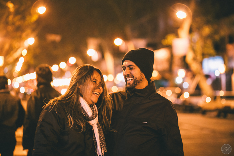 Mendoza Argentina Vini e Bete Life Fotografia Destination Photographer Fotografia espontânea ensaio casal bokeh riso namorados noivos noite