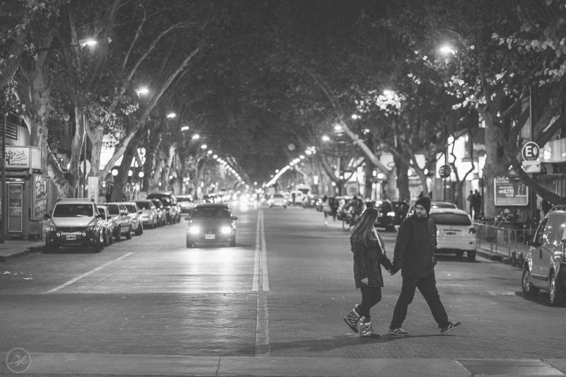 Mendoza Argentina Vini e Bete Life Fotografia Destination Photographer Fotografia espontânea ensaio casal atravessando a rua namorados noivos