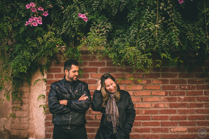 Mendoza Argentina Vini e Bete Life Fotografia Destination Photographer Fotografia espontânea ensaio casal parede de tijolinho rua street