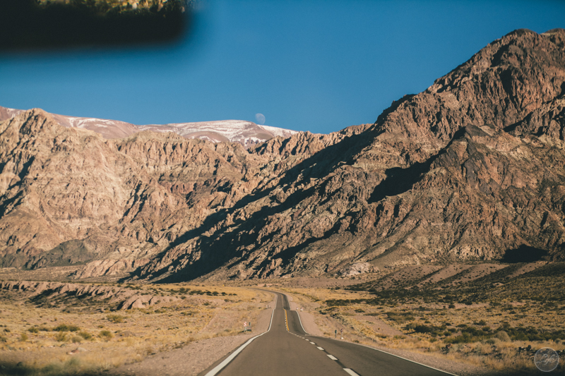 Mendoza Argentina Vini e Bete Life Fotografia Destination Photographer Fotografia espontânea ensaio casal montanhas estrada