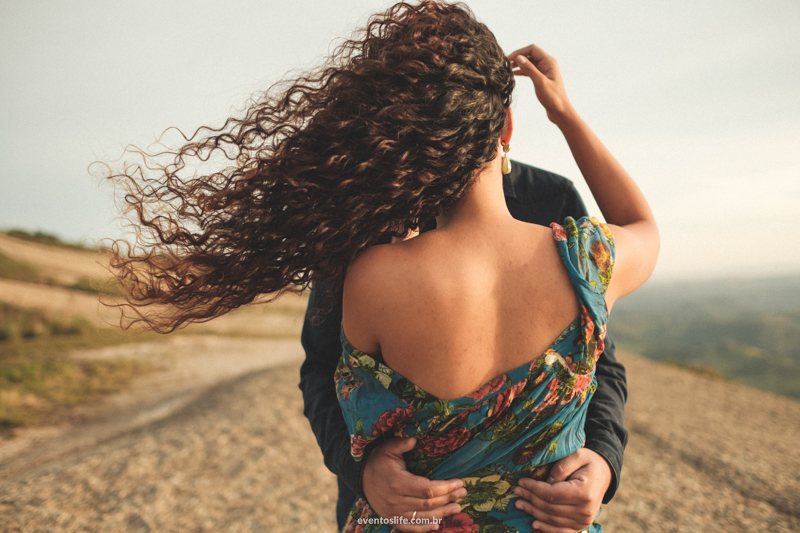 Casal Foto com Fumaça Natureza Ensaio Pre Casamento Pre Wedding Life Fotografia de pessoas felizes Sessão de fotos espontânea criativa costas noiva cabelos ao vento