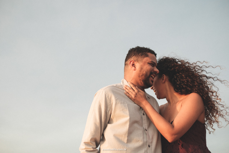 Casal Foto com Fumaça Natureza Ensaio Pre Casamento Pre Wedding Life Fotografia de pessoas felizes Sessão de fotos espontânea criativa casal feliz