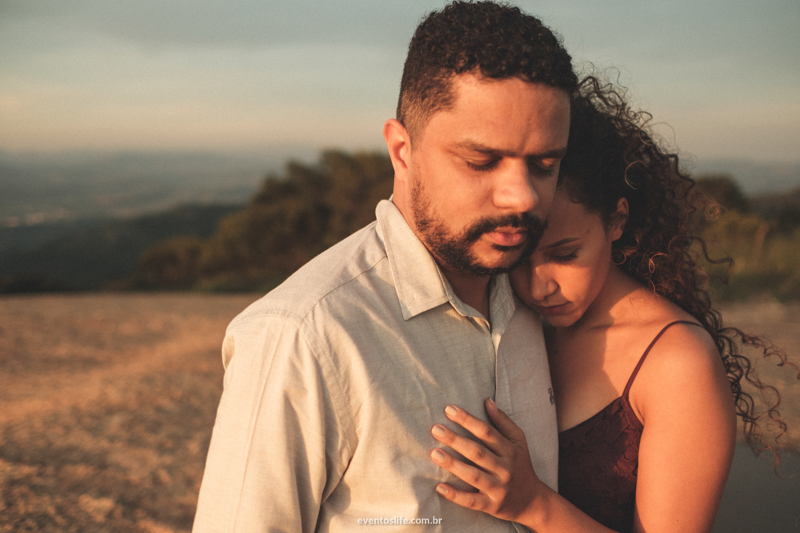 Casal Foto com Fumaça Natureza Ensaio Pre Casamento Pre Wedding Life Fotografia de pessoas felizes Sessão de fotos espontânea criativa aconchego