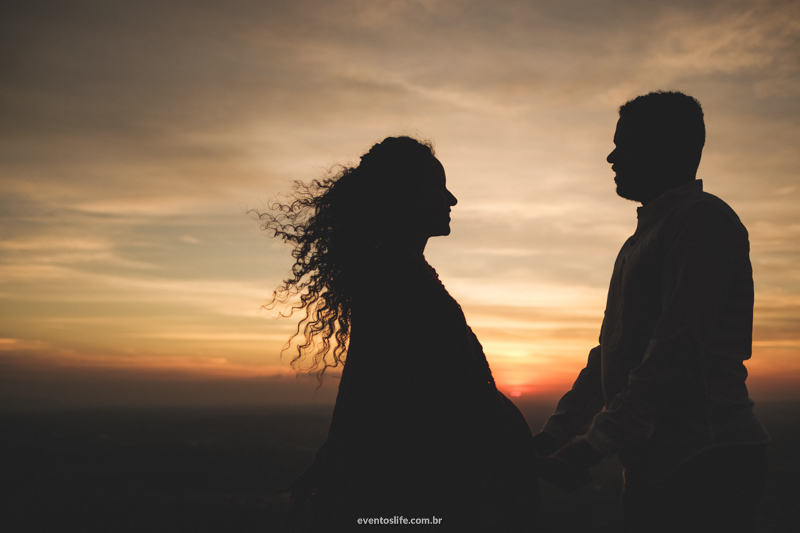 Casal Foto com Fumaça Natureza Ensaio Pre Casamento Pre Wedding Life Fotografia de pessoas felizes Sessão de fotos espontânea criativa silhueta