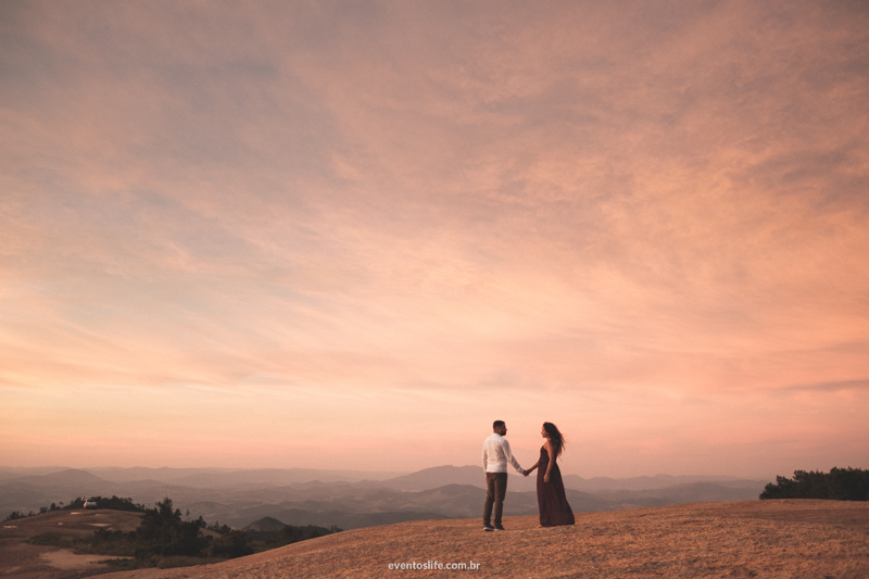 Casal Foto com Fumaça Natureza Ensaio Pre Casamento Pre Wedding Life Fotografia de pessoas felizes Sessão de fotos espontânea criativa por do sol cor de rosa