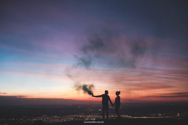 Casal Foto com Fumaça Natureza Ensaio Pre Casamento Pre Wedding Life Fotografia de pessoas felizes Sessão de fotos espontânea criativa fumaça silhueta