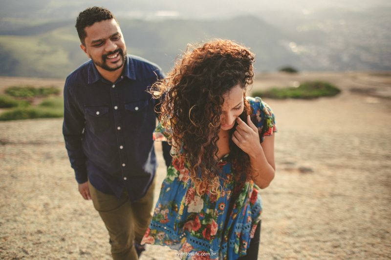Casal Foto com Fumaça Natureza Ensaio Pre Casamento Pre Wedding Life Fotografia de pessoas felizes Sessão de fotos espontânea criativa atibaia vista linda