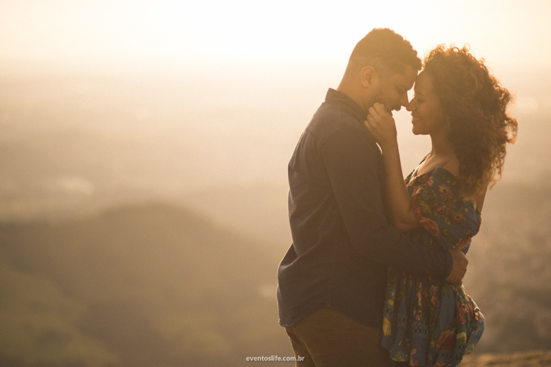 Casal Foto com Fumaça Natureza Ensaio Pre Casamento Pre Wedding Life Fotografia de pessoas felizes Sessão de fotos espontânea criativa por do sol lindo carinho