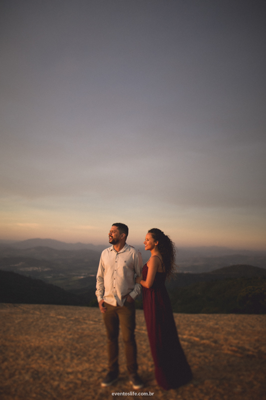 Casal Foto com Fumaça Natureza Ensaio Pre Casamento Pre Wedding Life Fotografia de pessoas felizes Sessão de fotos espontânea criativa vendo o por do sol