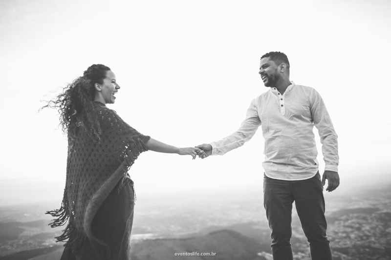 Casal Foto com Fumaça Natureza Ensaio Pre Casamento Pre Wedding Life Fotografia de pessoas felizes Sessão de fotos espontânea criativa frio gelado montanha