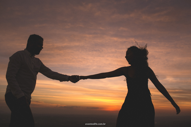 Casal Foto com Fumaça Natureza Ensaio Pre Casamento Pre Wedding Life Fotografia de pessoas felizes Sessão de fotos espontânea criativa mãos dadas