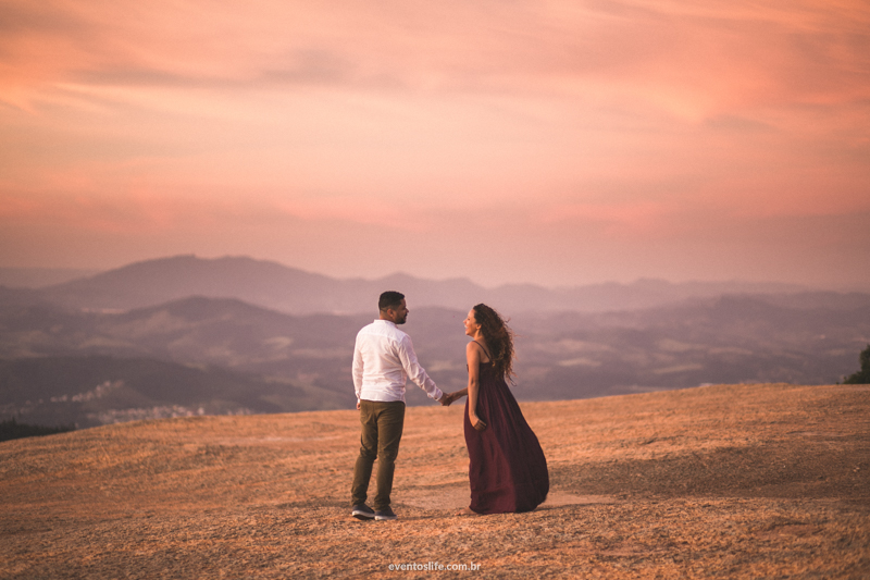 Casal Foto com Fumaça Natureza Ensaio Pre Casamento Pre Wedding Life Fotografia de pessoas felizes Sessão de fotos espontânea criativa cabelo natural afro enrolado