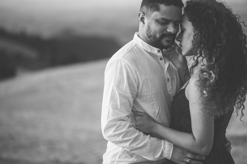 Casal Foto com Fumaça Natureza Ensaio Pre Casamento Pre Wedding Life Fotografia de pessoas felizes Sessão de fotos espontânea criativa abraço