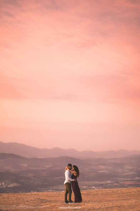 Casal Foto com Fumaça Natureza Ensaio Pre Casamento Pre Wedding Life Fotografia de pessoas felizes Sessão de fotos espontânea criativa céu lindo cor de rosa