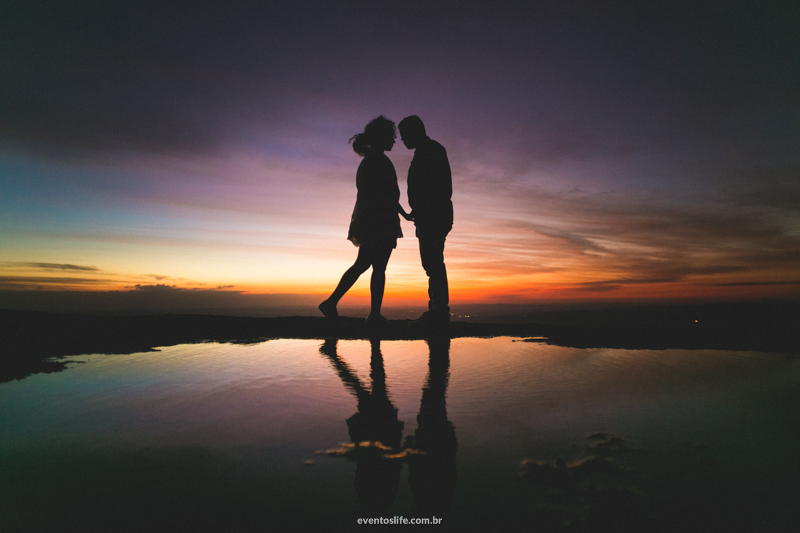 Casal Foto com Fumaça Natureza Ensaio Pre Casamento Pre Wedding Life Fotografia de pessoas felizes Sessão de fotos espontânea criativa silhueta por do sol