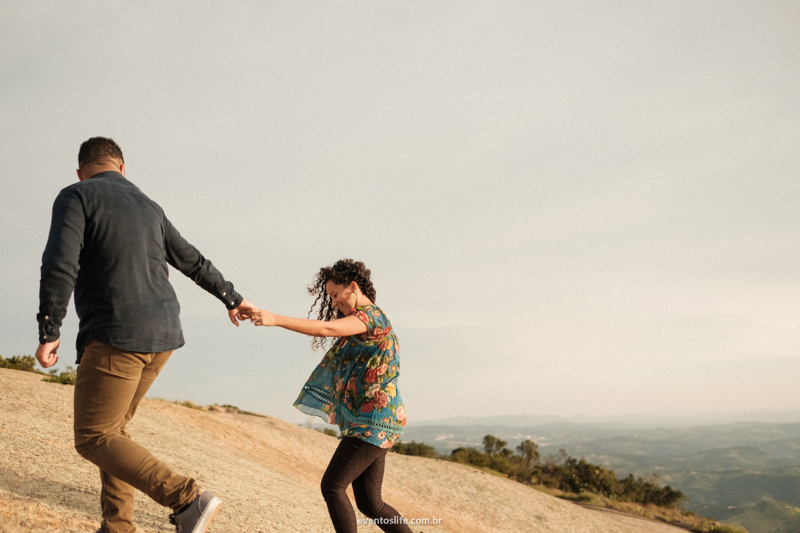 Casal Foto com Fumaça Natureza Ensaio Pre Casamento Pre Wedding Life Fotografia de pessoas felizes Sessão de fotos espontânea criativa subindo a pedra grande