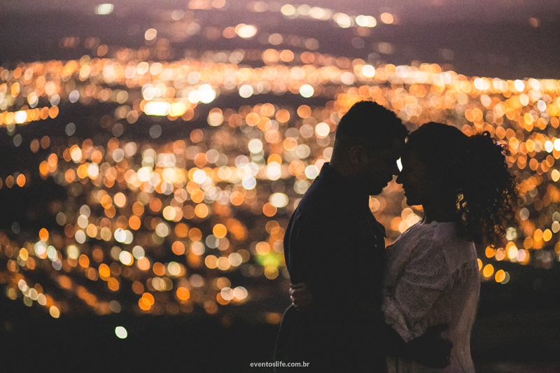 Casal Foto com Fumaça Natureza Ensaio Pre Casamento Pre Wedding Life Fotografia de pessoas felizes Sessão de fotos espontânea criativa silhueta casal bokeh desfoque