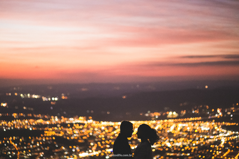 Casal Foto com Fumaça Natureza Ensaio Pre Casamento Pre Wedding Life Fotografia de pessoas felizes Sessão de fotos espontânea criativa cidade de fundo bokeh desfoque