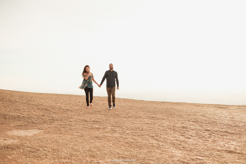 Casal Foto com Fumaça Natureza Ensaio Pre Casamento Pre Wedding Life Fotografia de pessoas felizes Sessão de fotos espontânea criativa casal andando juntos