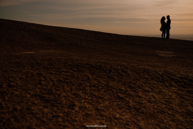 Casal Foto com Fumaça Natureza Ensaio Pre Casamento Pre Wedding Life Fotografia de pessoas felizes Sessão de fotos espontânea criativa silhueta ao por do sol