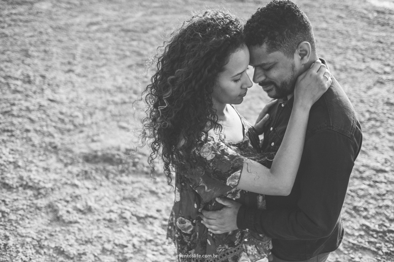 Casal Foto com Fumaça Natureza Ensaio Pre Casamento Pre Wedding Life Fotografia de pessoas felizes Sessão de fotos espontânea criativa abraço foto PB