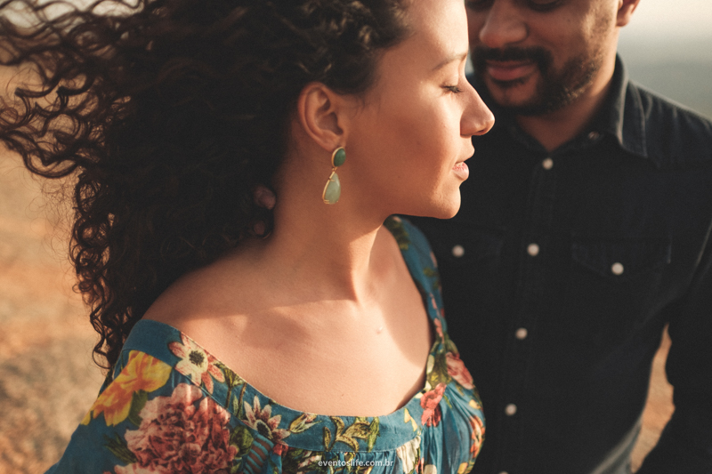 Casal Foto com Fumaça Natureza Ensaio Pre Casamento Pre Wedding Life Fotografia de pessoas felizes Sessão de fotos espontânea criativa detalhes charme