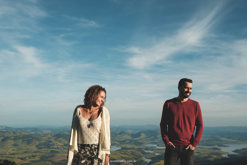 Life Fotografia Tati e Wagner Ensaio Casal Sessão de Fotos Criativas Espontâneas Natureza Extrema MG Pré casamento Wedding Namorados Noivos Céu Azul