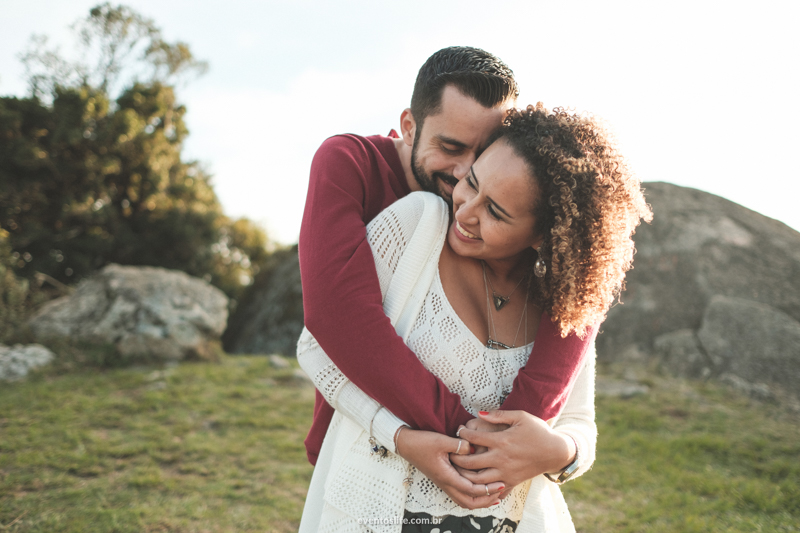 Life Fotografia Tati e Wagner Ensaio Casal Sessão de Fotos Criativas Espontâneas Natureza Extrema MG Pré casamento Wedding Namorados Noivos Abraço de Urso