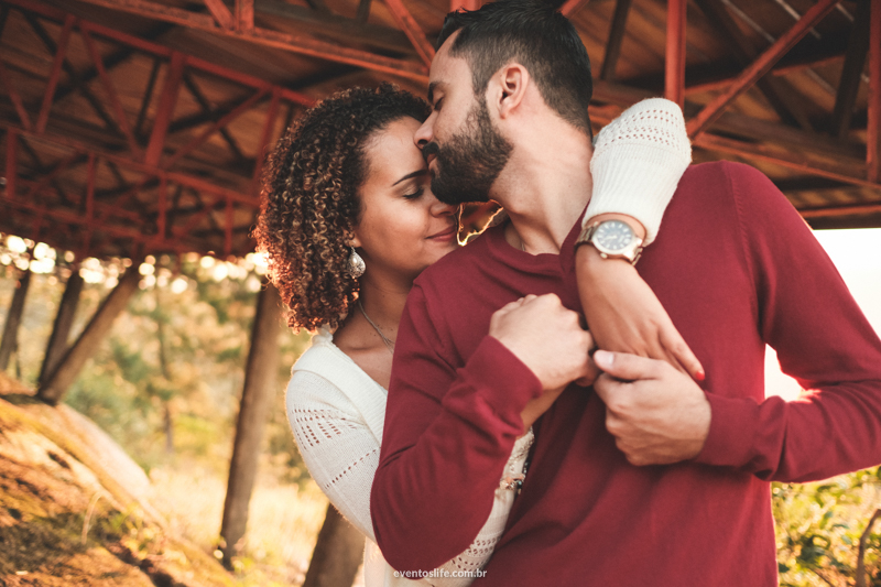Life Fotografia Tati e Wagner Ensaio Casal Sessão de Fotos Criativas Espontâneas Natureza Extrema MG Pré casamento Wedding Namorados Noivos Beijo na testa sunset