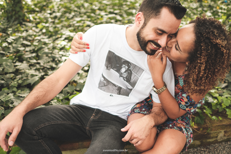 Life Fotografia Tati e Wagner Ensaio Casal Sessão de Fotos Criativas Espontâneas Natureza Extrema MG Pré casamento Wedding Namorados Noivos Abraço