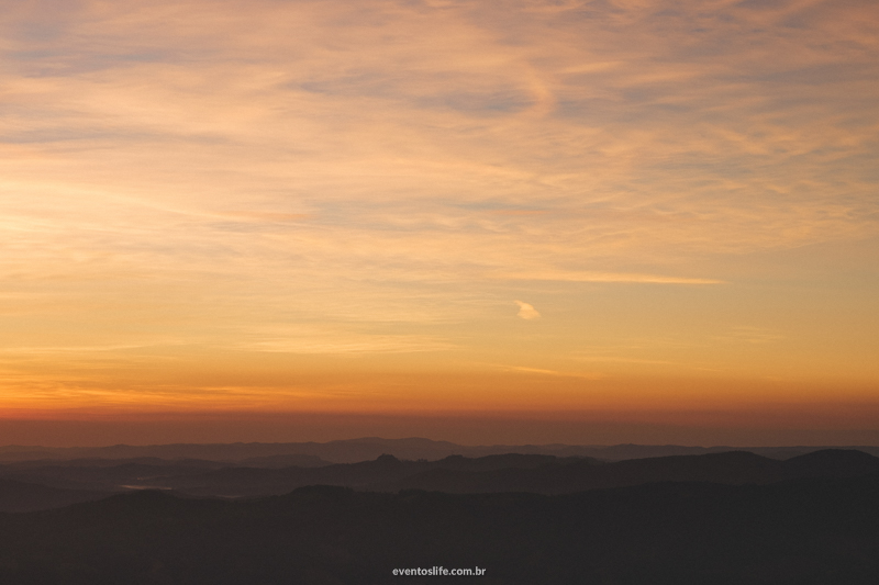 Life Fotografia Tati e Wagner Ensaio Casal Sessão de Fotos Criativas Espontâneas Natureza Extrema MG Pré casamento Wedding Namorados Noivos pôr do sol sunset montanhas