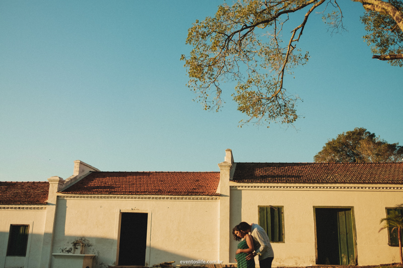Ensaio gestante fotografia criativa espontânea na fazenda de dia pôr do sol sunset life fotografia sorocaba itu fazenda vassoural abraço