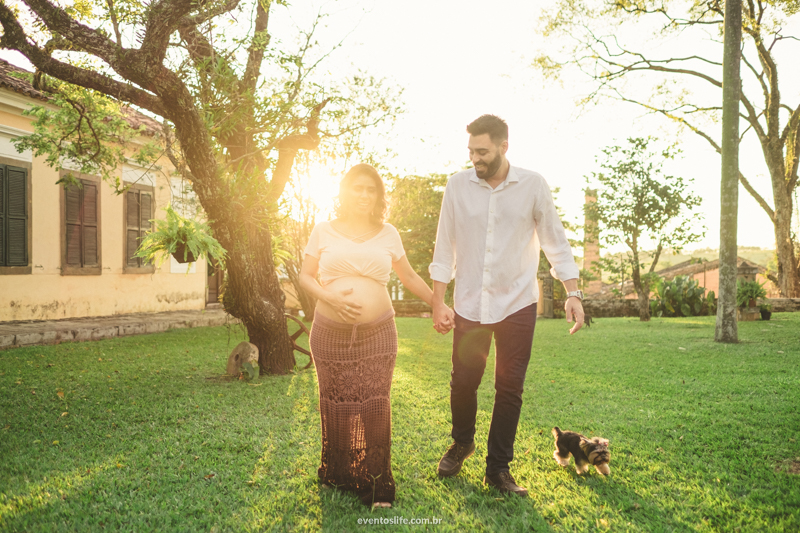 Ensaio gestante fotografia criativa espontânea na fazenda de dia pôr do sol sunset life fotografia sorocaba itu fazenda vassoural andando juntos