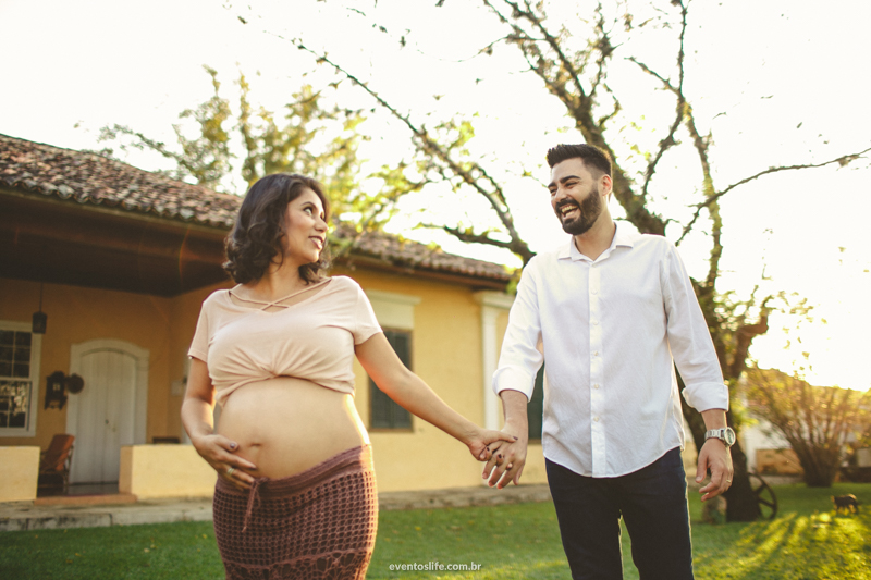 Ensaio gestante fotografia criativa espontânea na fazenda de dia pôr do sol sunset life fotografia sorocaba itu fazenda vassoural mãos dadas casal
