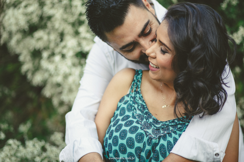 Ensaio gestante fotografia criativa espontânea na fazenda de dia pôr do sol sunset life fotografia sorocaba itu fazenda vassoural beijo no rosto gravida