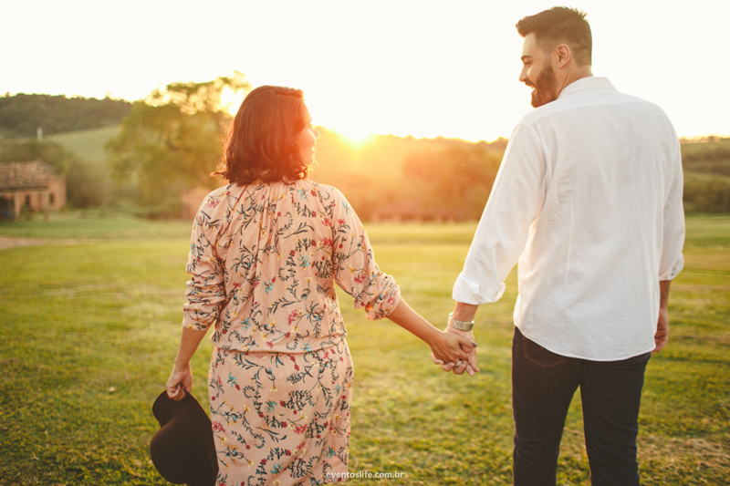 Ensaio gestante fotografia criativa espontânea na fazenda de dia pôr do sol sunset life fotografia sorocaba itu fazenda vassoural natureza