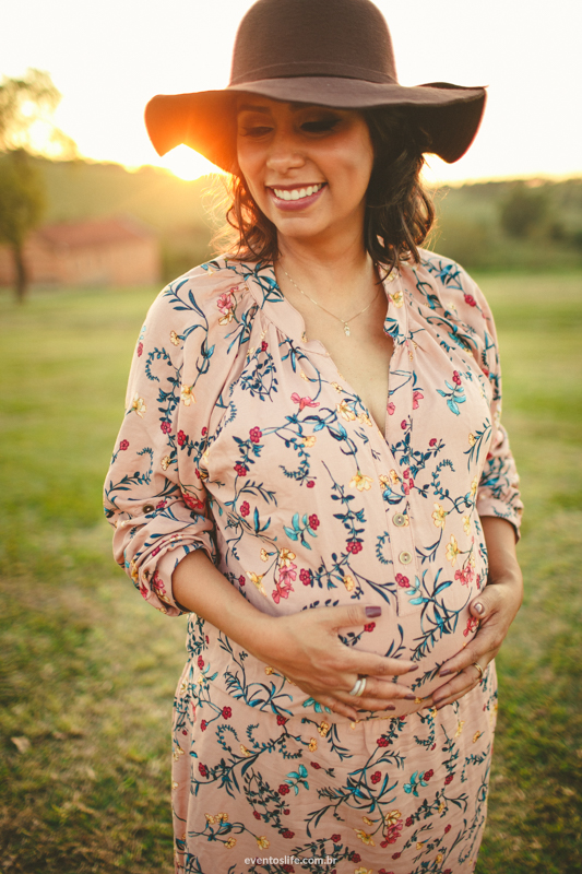 Ensaio gestante fotografia criativa espontânea na fazenda de dia pôr do sol sunset life fotografia sorocaba itu fazenda vassoural carinho de mãe