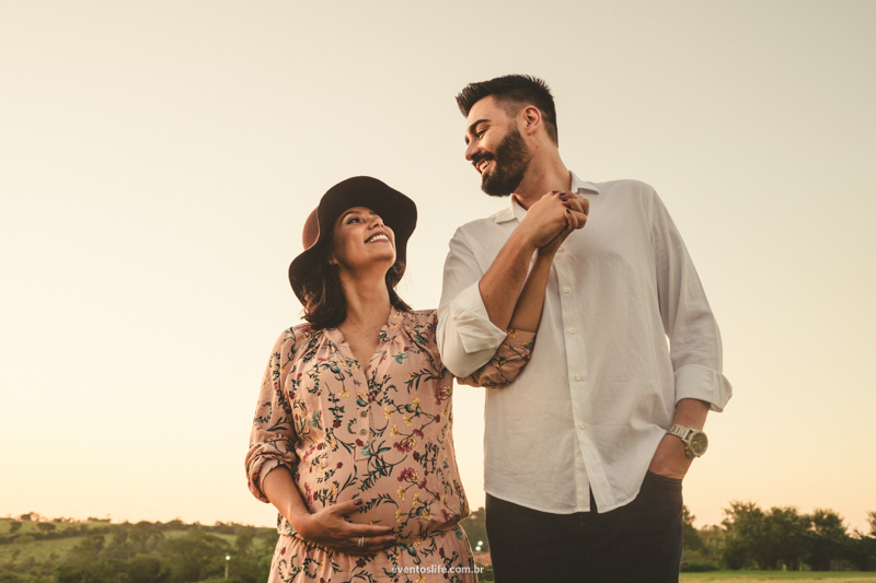 Ensaio gestante fotografia criativa espontânea na fazenda de dia pôr do sol sunset life fotografia sorocaba itu fazenda vassoural casal feliz