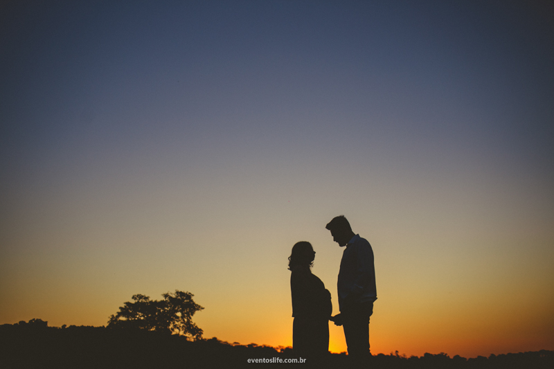 Ensaio gestante fotografia criativa espontânea na fazenda de dia pôr do sol sunset life fotografia sorocaba itu fazenda vassoural silhueta com por do sol